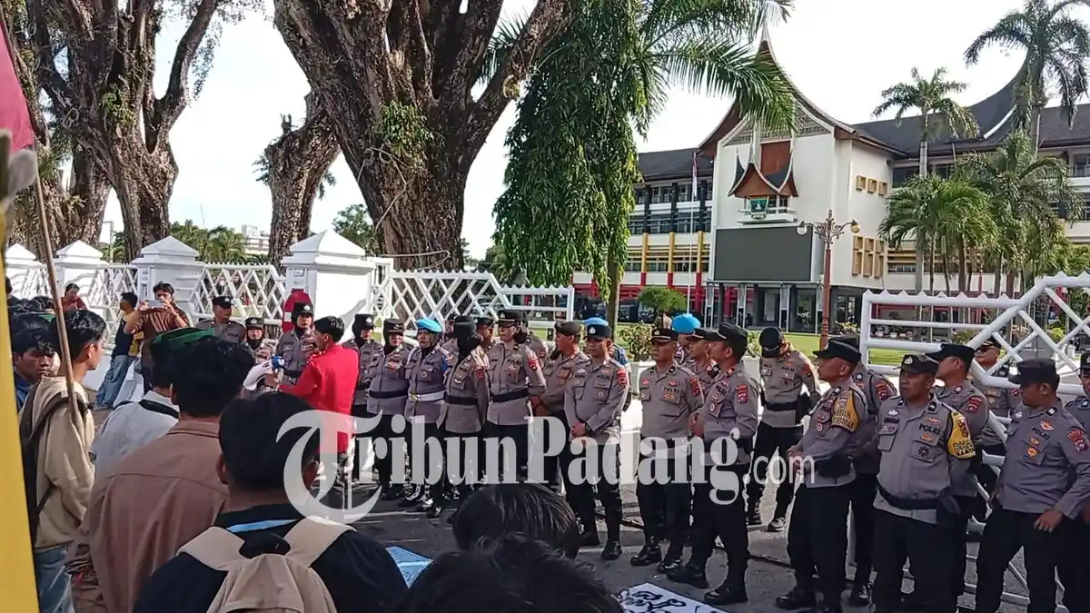 Demo Serentak di Padang: Massa Geruduk Kantor DPRD dan Gubernur Sumbar Sore Ini