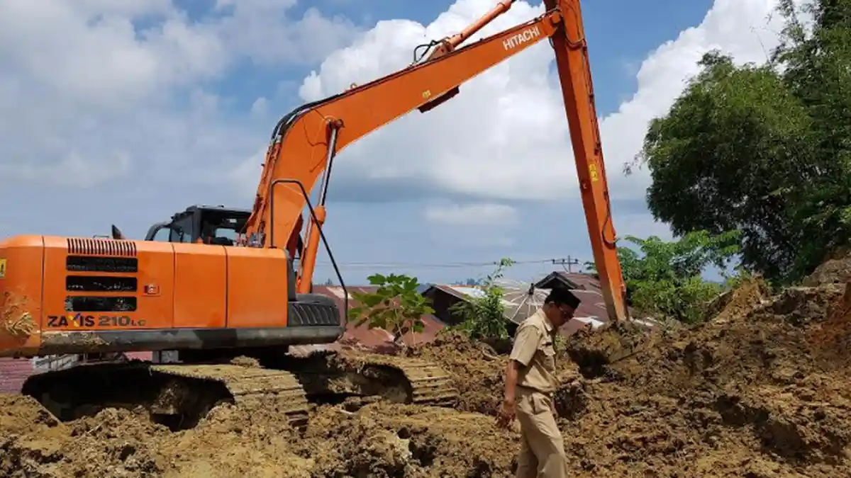 Cegah Longsor Susulan, BPBD Simeulue Keruk Gunung di Kawasan Perumahan Penduduk