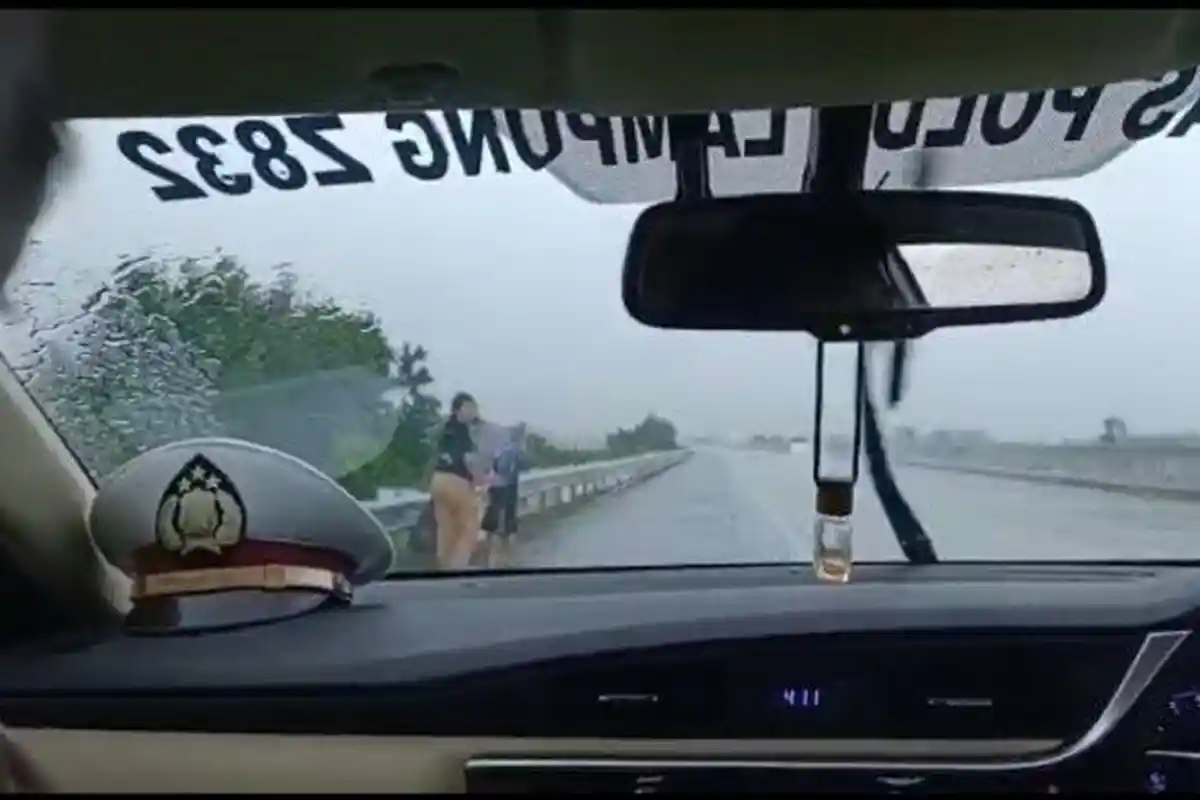 Cekcok dengan Suami di Rest Area, Ibu & Anak Nekat Jalan Susuri Tol Pulang Jakarta Meski Hujan Deras