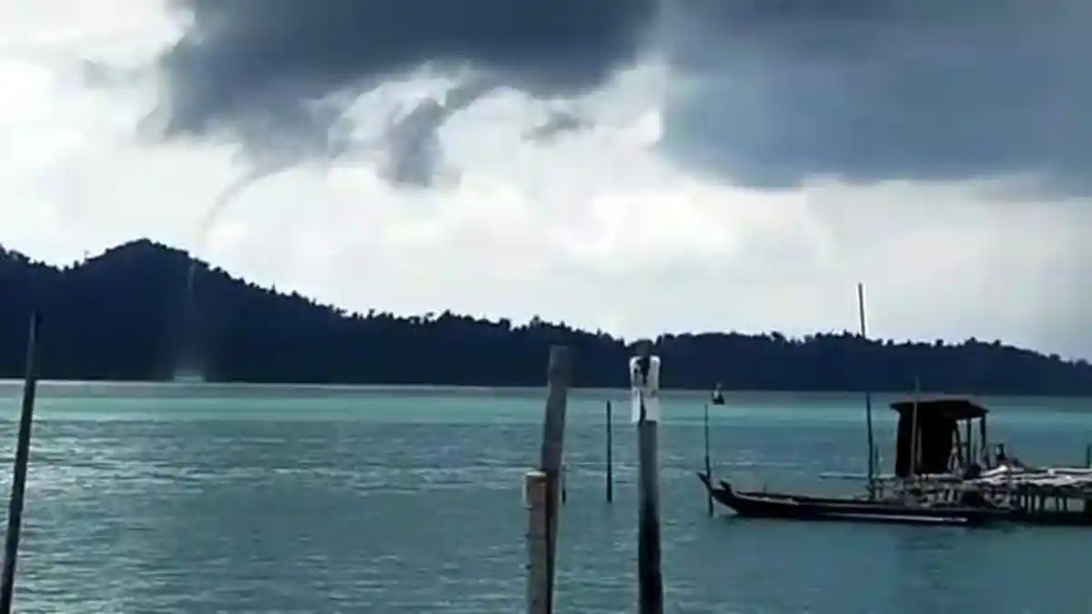 Fenomena Waterspout Muncul Lagi di Laut Karimun, Apa Kata BMKG?