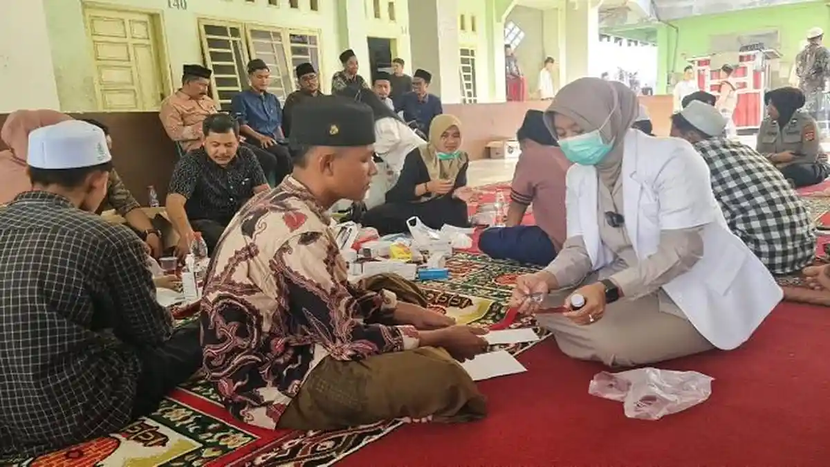 Polres Bireuen Gelar Bakti Kesehatan di Dayah Al-Madinatuddiniyah Babussalam