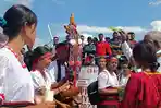 Seorang-tokoh-adat-tampak-sedang-melakukan-HULER-WAIR.jpg