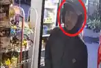 Terekam CCTV: Manfaatkan Situasi Sepi, Pria Misterius Gasak Ponsel Penjaga Toko Madura di Surabaya