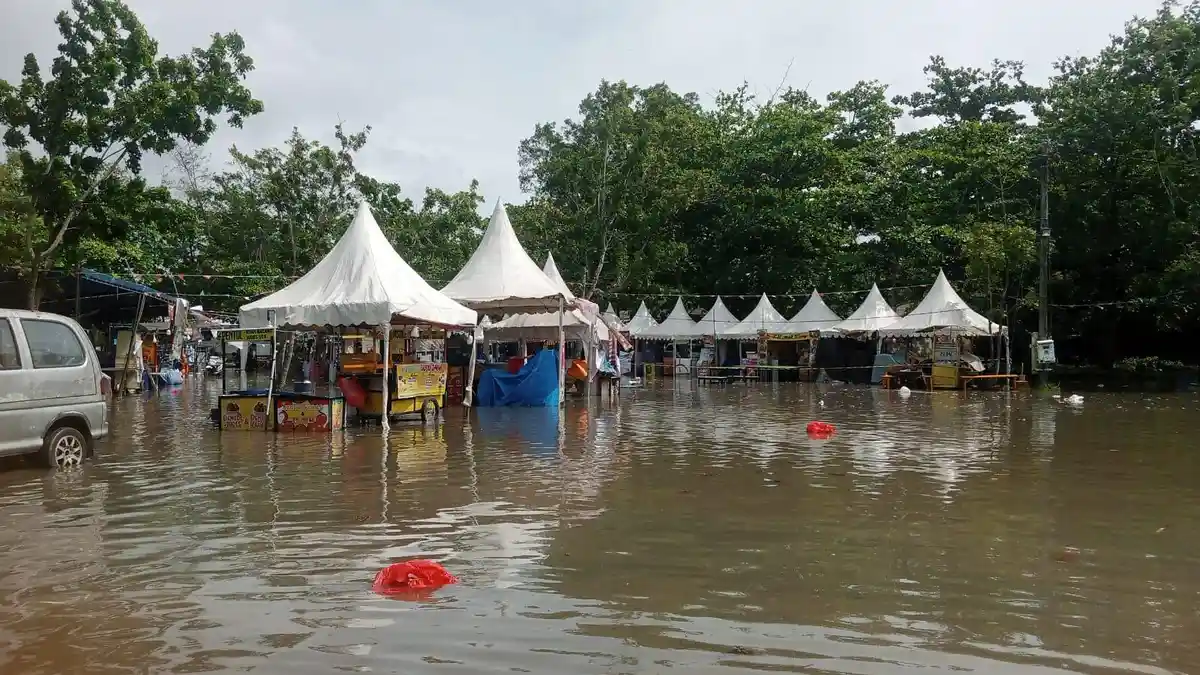 Konser Batal, Bazar di Tanjungpendam Dibubarkan Pasang Rob
