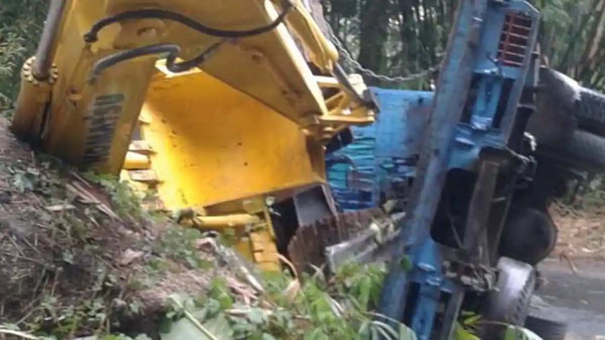 Satu Unit Excavator Terjungkal di Mauponggo. Ini Penyebabnya