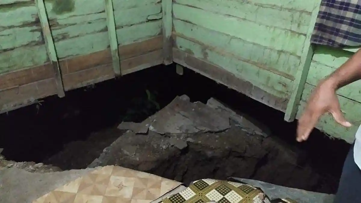 Lantai di Dalam Rumahnya Amblas, Hadijah Terpaksa Tidur di Teras Pakai Tikar dan Kelambu
