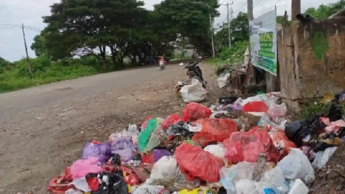 Jorok! Sampah Menumpuk di Perempatan Jalan Stadion La Patau Bone