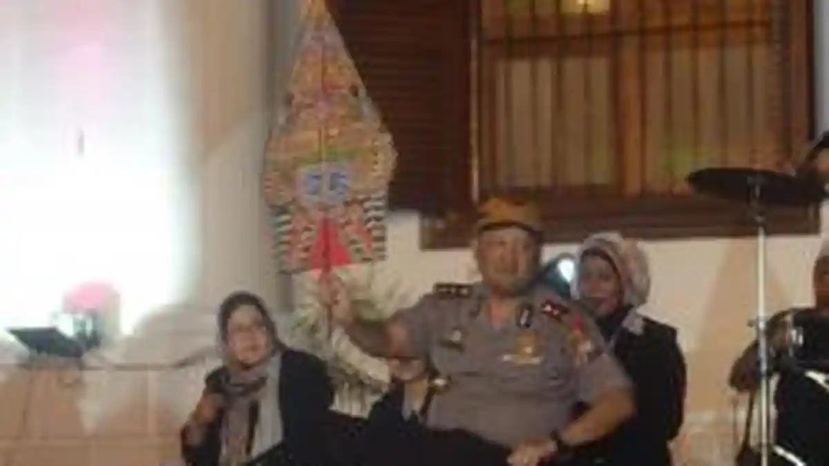 Dalang dengan Seragam Polisi Memukau Penonton Wayang Orang van Hoofdbureau