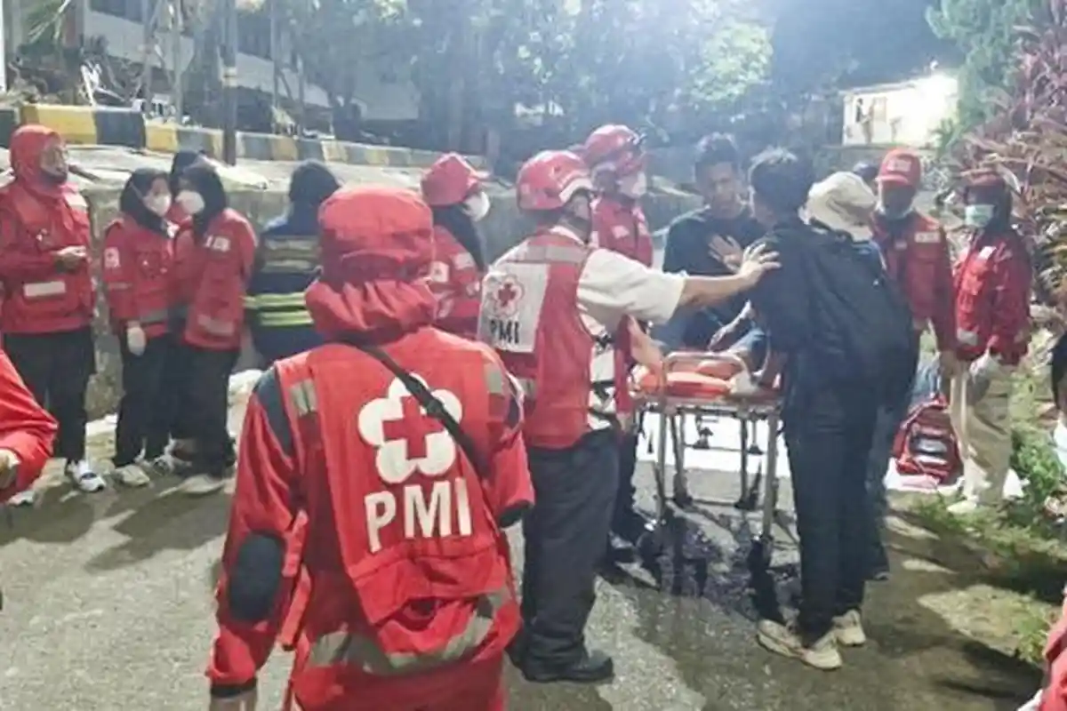 Bentrok Polisi vs Massa Aksi di DPRD Kaltim, Relawan Kesehatan Sesak Napas Terkena Gas Air Mata