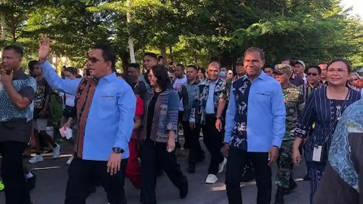 Melki - Johni Tiba di Kantor Gubernur, Jalan Kaki Menuju Gedung Sasando 
