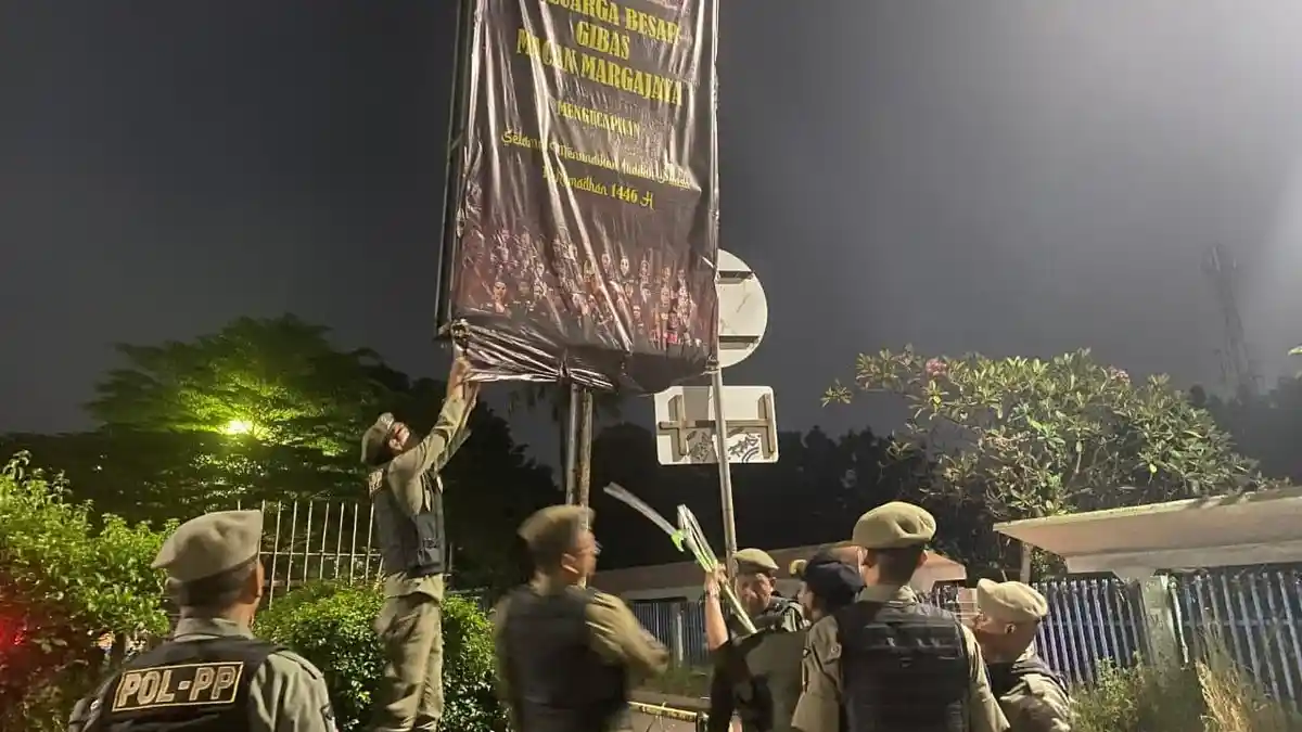 Puluhan Atribut Ormas di Kota Bekasi Dicopot Satpol PP