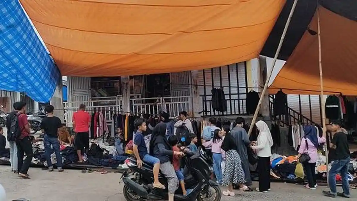 Hari Terakhir Ramadan, Warga Serbu Pasar Cakke Berburu Pakaian Bekas