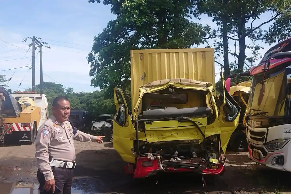 Kecelakaan di Tol Cipularang, Truk Boks Tabrak Kendaraan Lain di Depannya, Dua Orang Jadi Korban