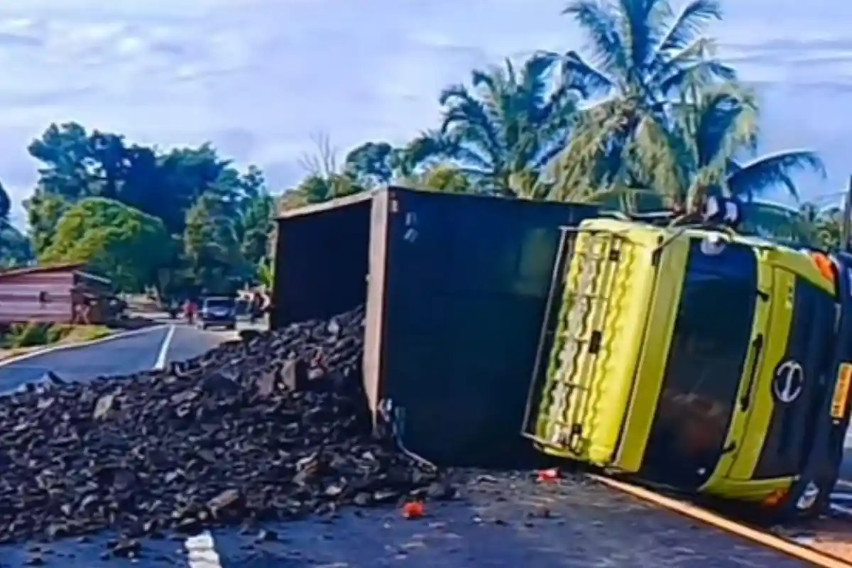 Truk Batu Bara Terguling di Jembatan Sungai Ulak Merangin, Padahal Baru Diresmikan