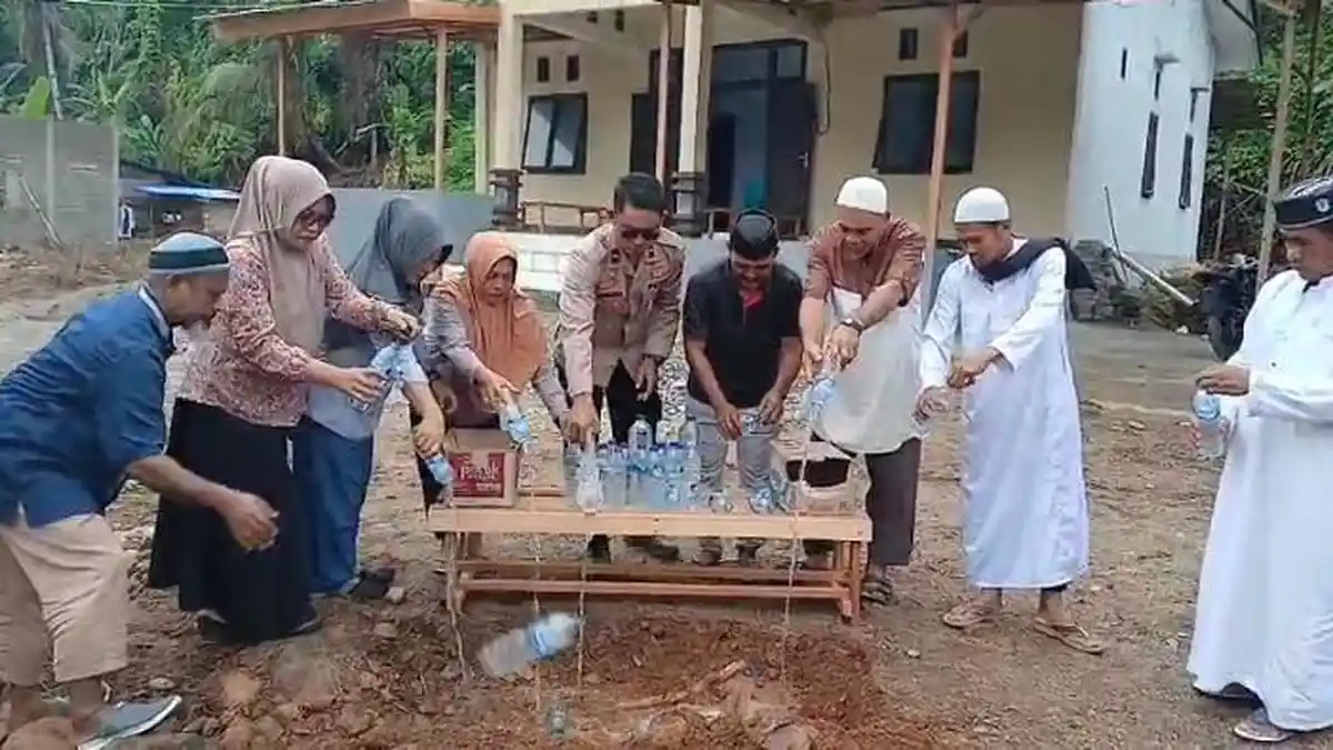 Jelang Ramadan, Polsek Siap Gela Taliabu Musnahkan 43 Botol Cap Tikus