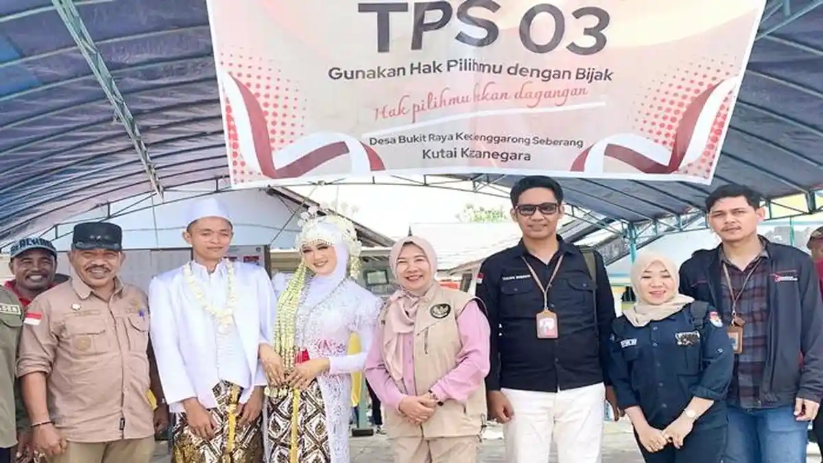 Kesan Pasangan Pengantin Ikut Mencoblos PSU Pilkada Kukar 2024 meski Sedang Hajatan