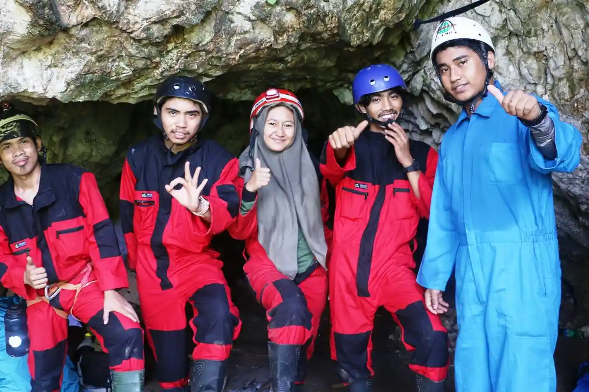 Ini Dia 'Raksasa' Penghuni Gua Terdalam di Pulau Borneo! Temuan Tim Susur Gua Mapala 09 FT Unhas - tim-ekspedisi-gua-iii-mapala-09-ft-unhas-yang-menelusur-perut-bumi-borneo-3.jpg