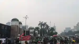Massa-Ojol-demo-di-depan-gedung-DPR.jpg