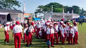 Bupati-Kediri-Hanindhito-Himawan-Pramana-menyapa-para-siswa-SDN-Wonorejo-Wates.jpg