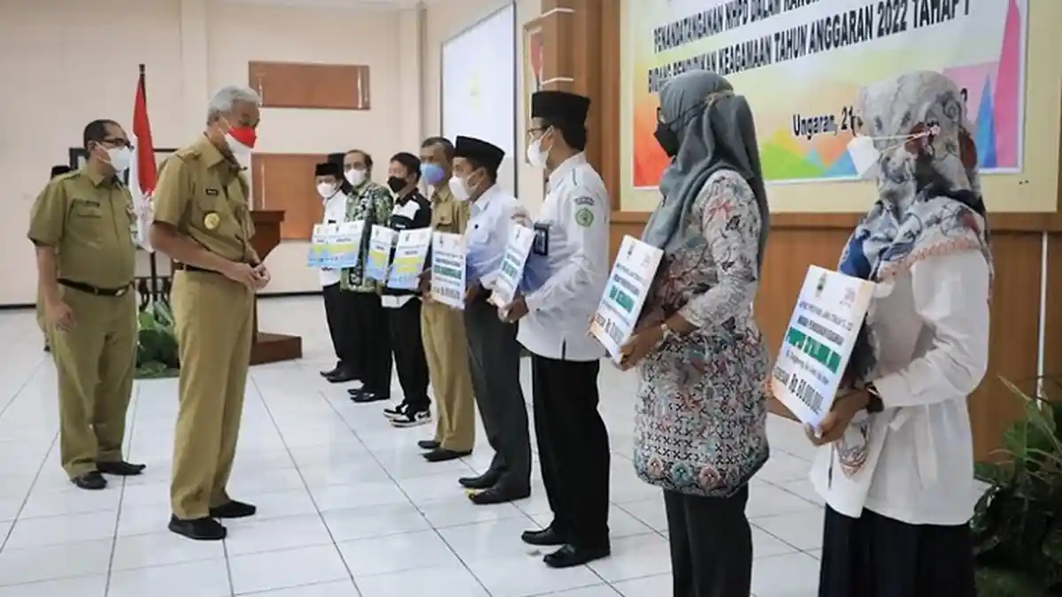 Ganjar Pranowo Beri Bantuan 2201 Lembaga Agama Senilai Rp107 M