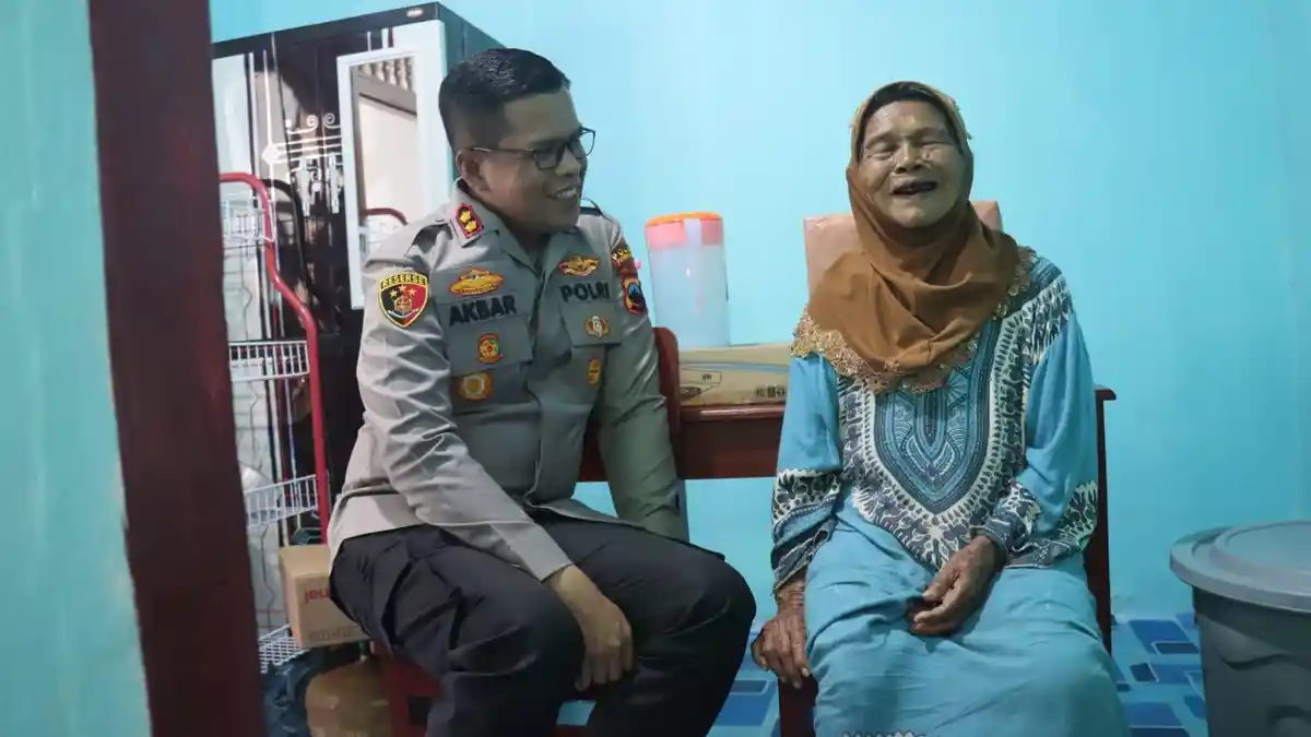 Polres Purbalingga Bedah Rumah Mbah Wini yang Hidup Sebatang Kara Tanpa Listrik