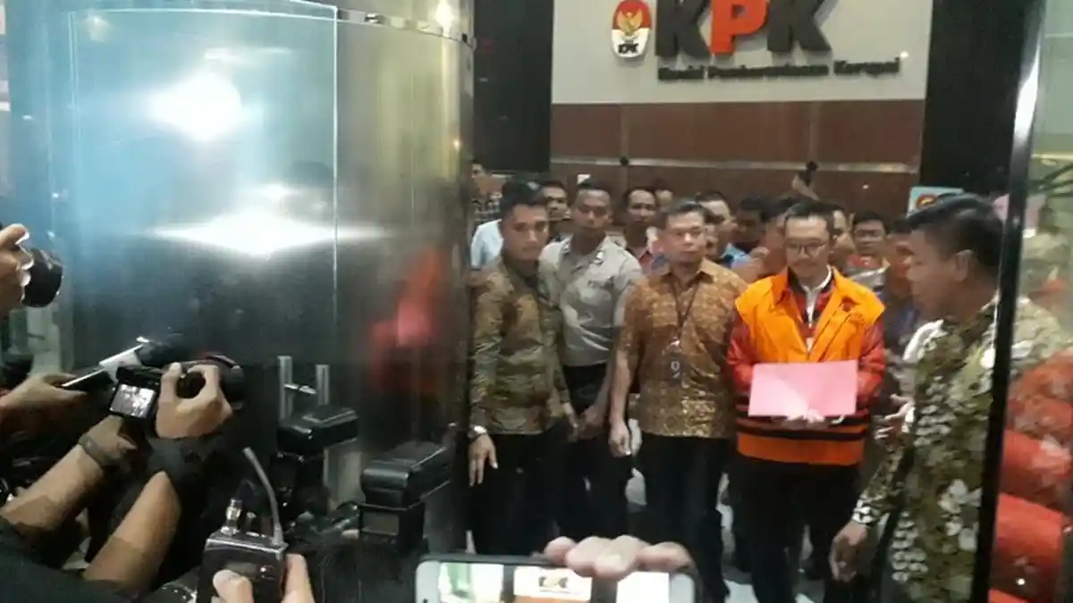 Mantan Menpora Imam Nahrawi Ditahan KPK, Tangan Terborgol Ditutupi Map Merah