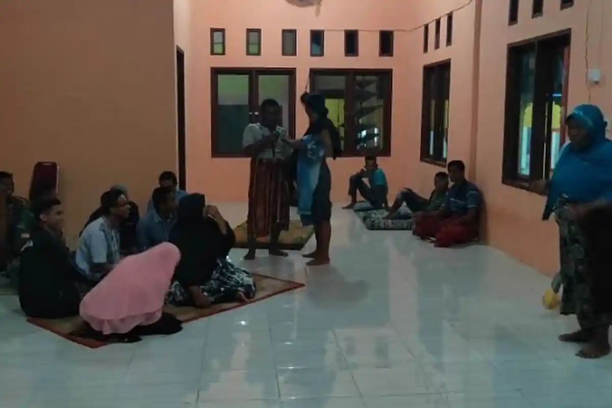 Korban Banjir di Aceh Utara Makan Sahur di Pengungsian