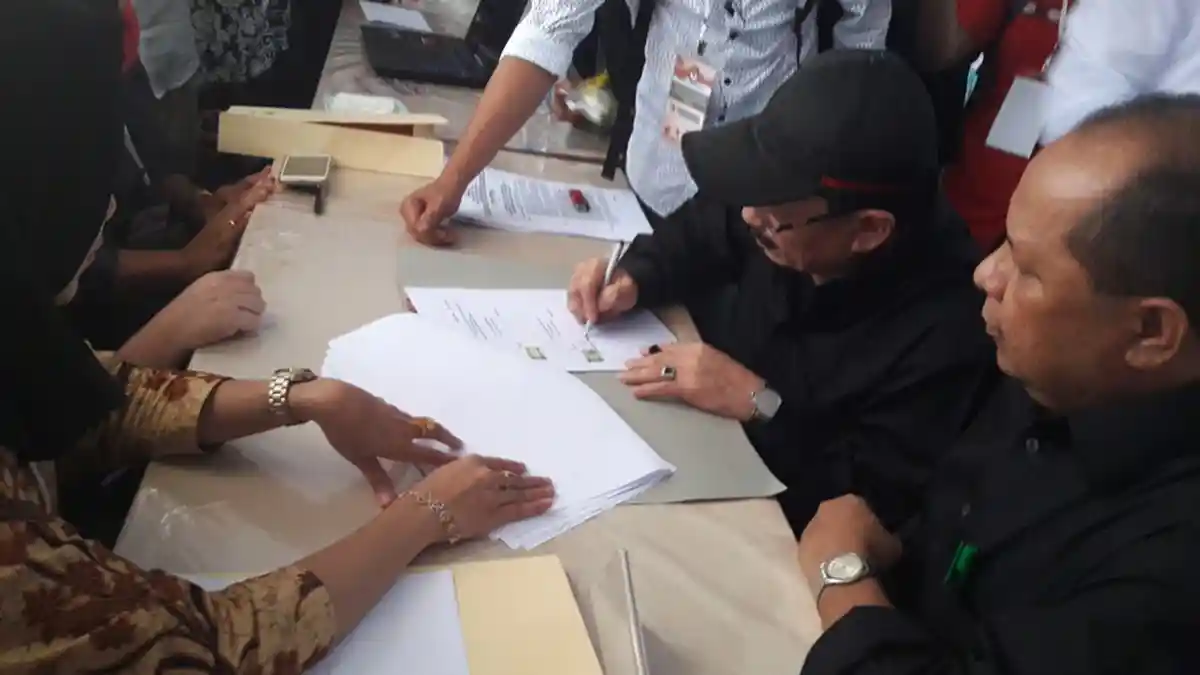 Pilkada Kotamobagu - Pakai Serba Hitam, Djelantik Sebut Golkar Berduka