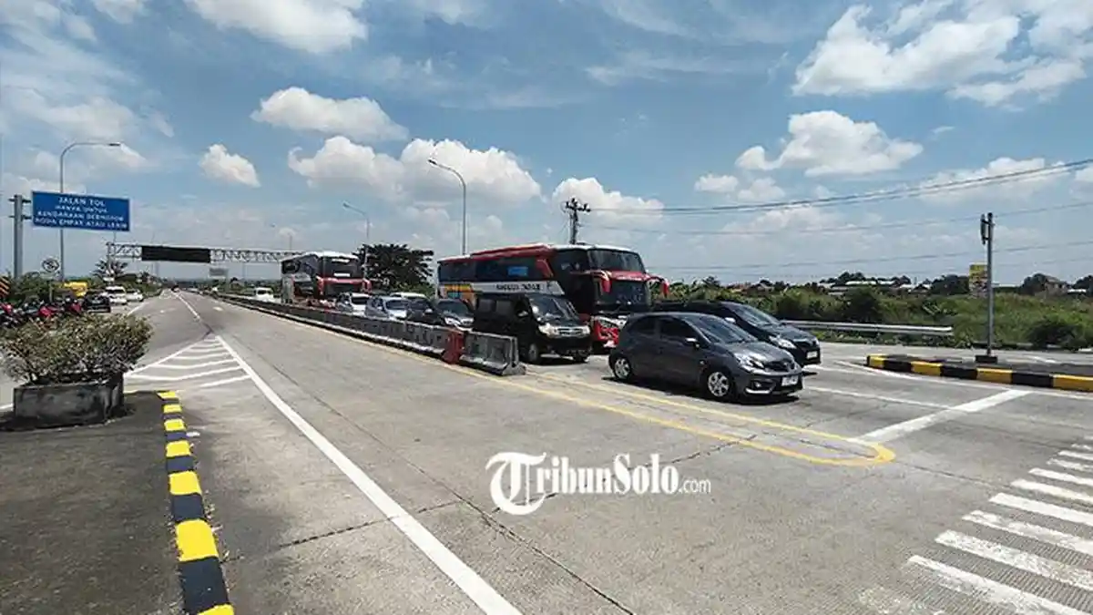H-3 Lebaran, Antrean Mobil Pribadi Mengular di Exit Tol Karanganyar, Didominasi Plat Luar Kota