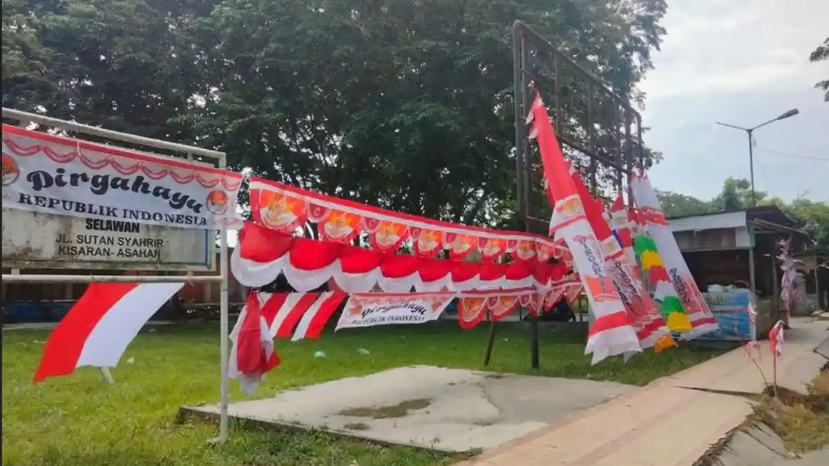 Penjual Bendera Merah Putih di Asahan Ngaku Penjualan Turun Drastis, Warga Cari Bendera One Piece
