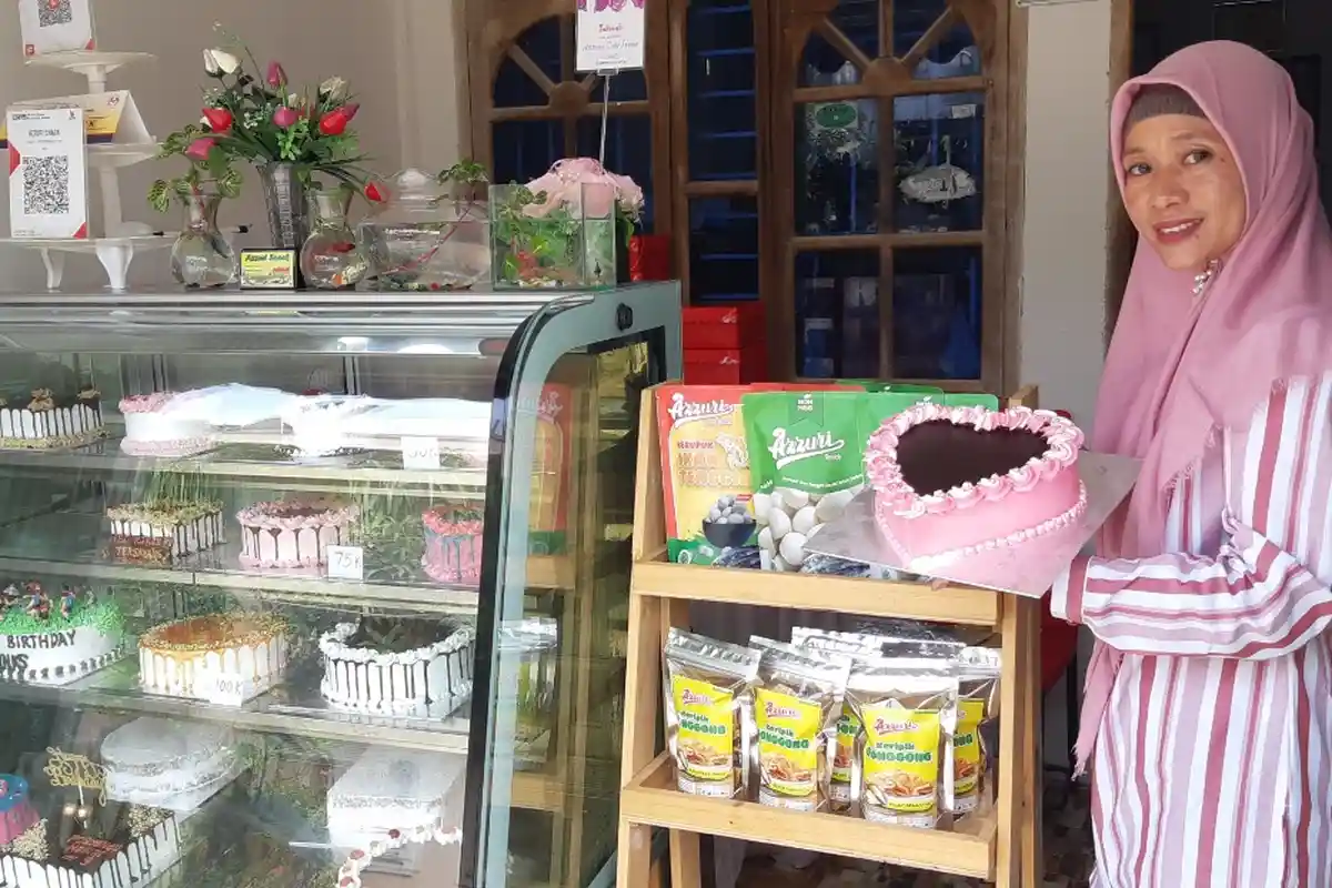 Berawal Dari Penjual Kue Keliling, Mariani Sukses Jadi Pengusaha Kerupuk Ikan dan Cake
