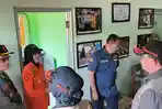 mengecek-kondisi-EWS-di-kantor-Balawista-Pangandaran.jpg