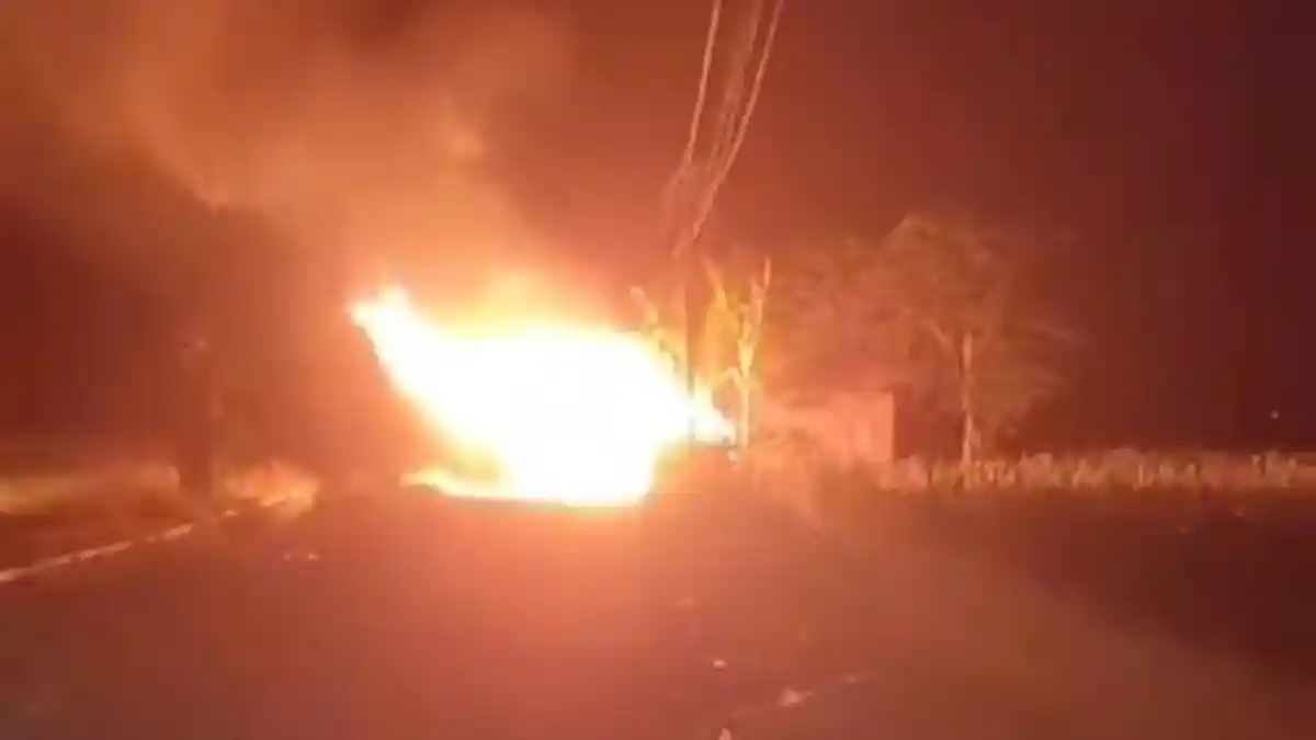 Kebakaran Tumpukan Bambu di Jalan Walet Banyuwangi, Akses Sempat Tak Bisa Dilalui