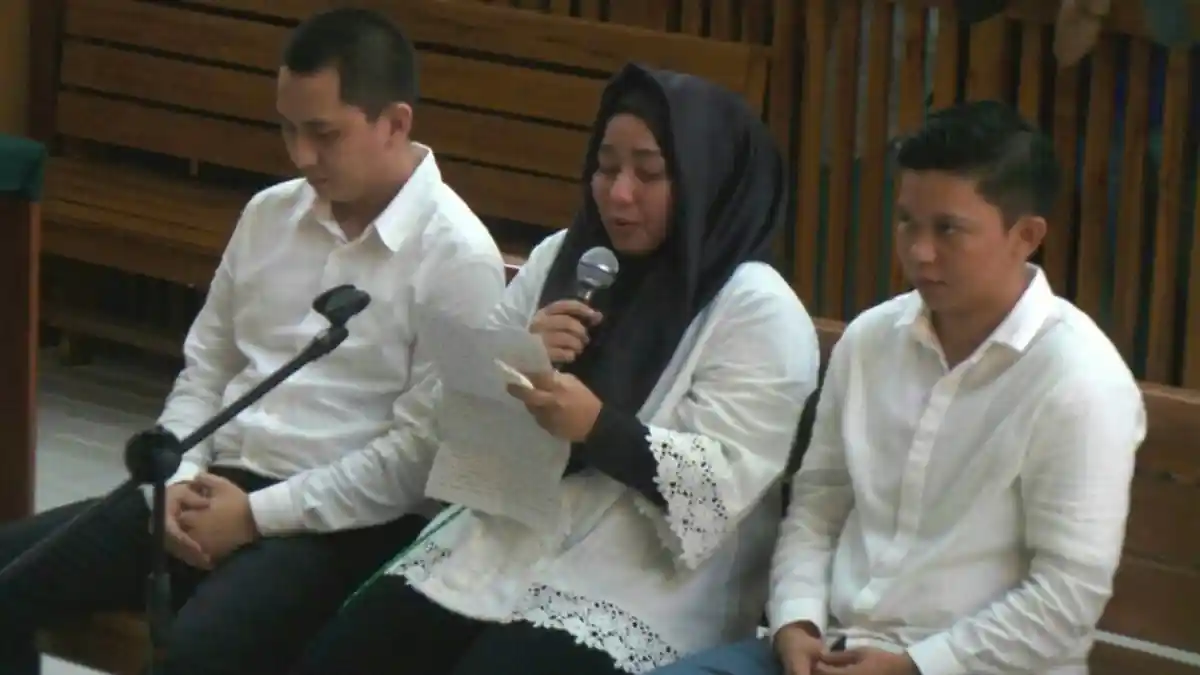 Tangis Tersedu-sedu Anniesa Hasibuan Saat Bacaan Nota Pembelaan Pribadi