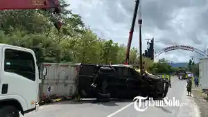 Dua-truk-boks-bertabrakan-di-Jalan-WonogiriSukoharjo-di-dekat-jembatan-perbatasan-Selogiri-Nguter.jpg