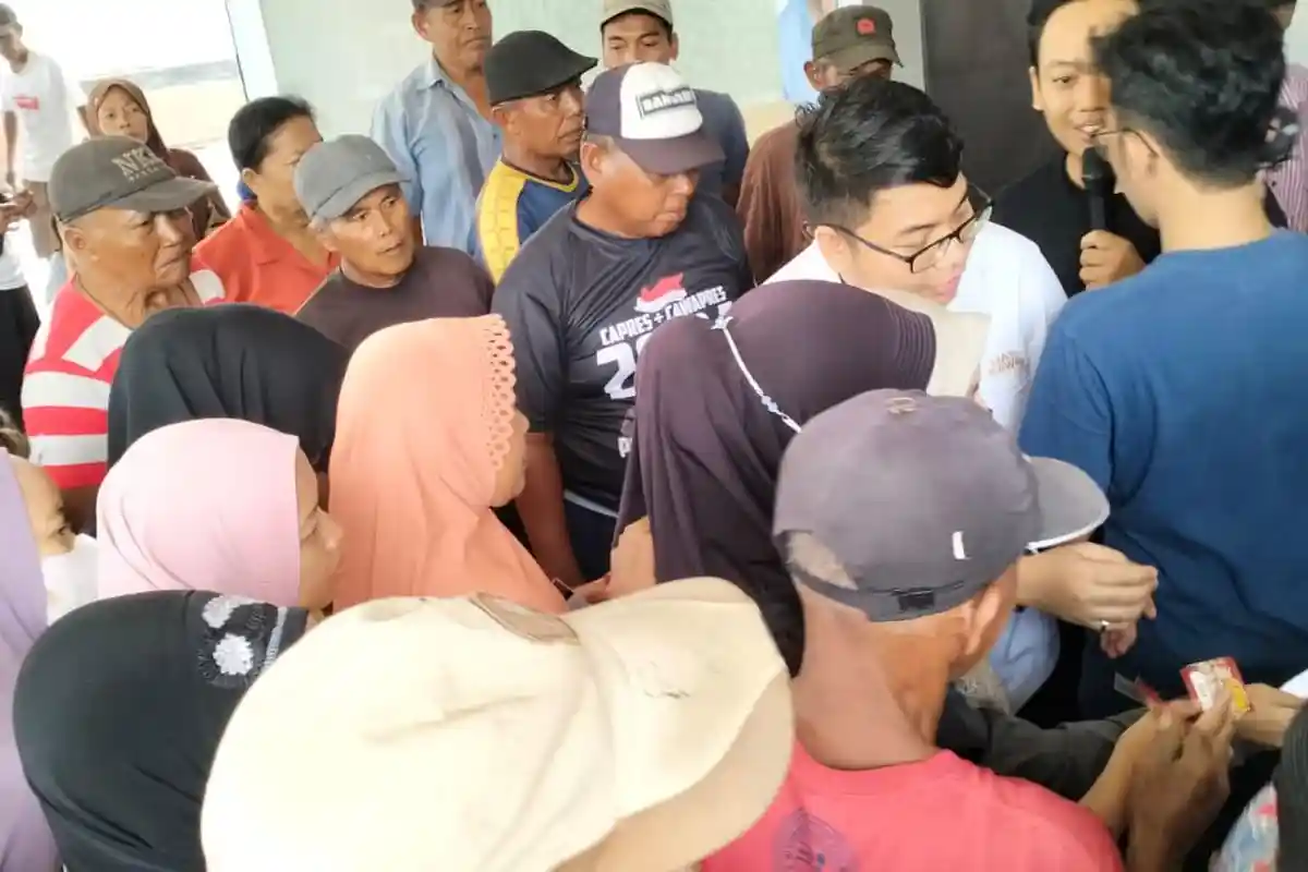 Warga Serbu Sembako Rp 10. 000 di Pasar Murah Pos Pemenangan Prabowo-Gibran Lumajang 