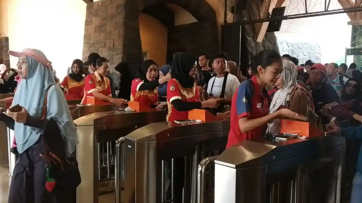 Hari Terakhir Momen Libur Lebaran, Antrean Pengunjung Mengular di Gerbang Baru Dufan Ancol