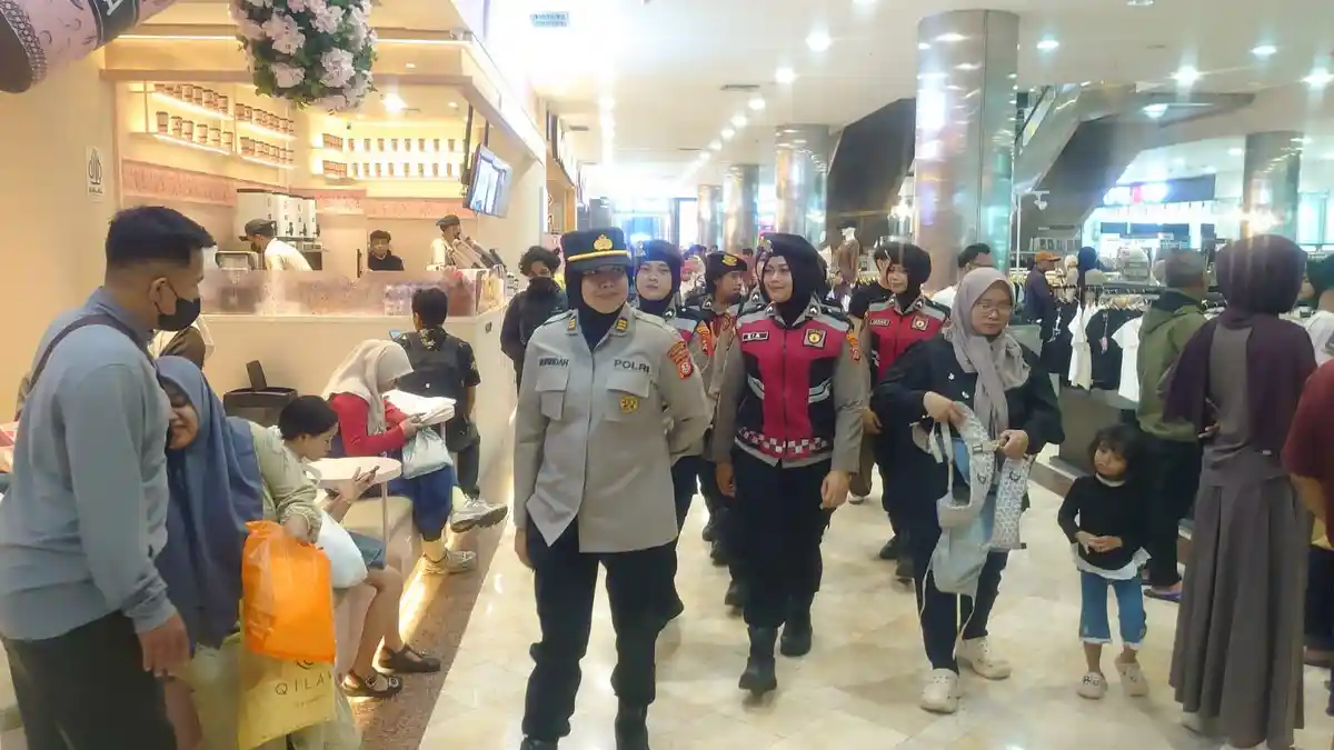 Polwan di Bandung Keliling Mall dan Susur Jalanan, Pastikan Tak Ada Penjahat Beraksi