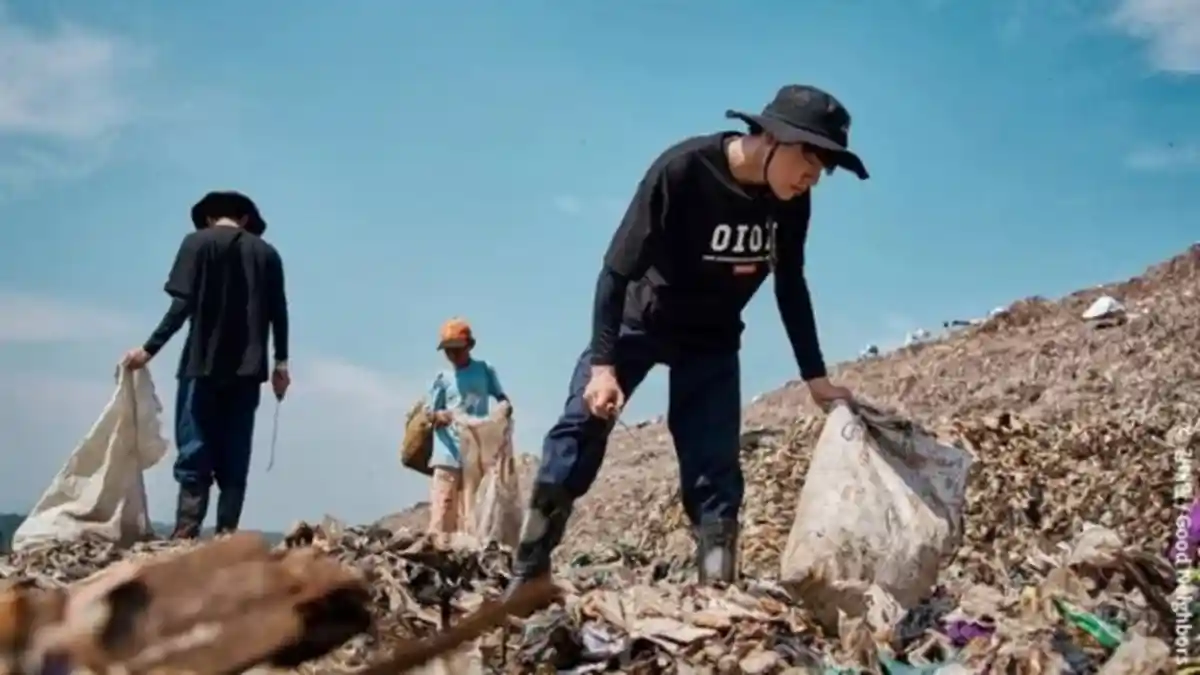 2 Member NCT Bantu Anak Kurang Mampu di Bantargebang, Jadi Pemulung hingga Cuci Baju