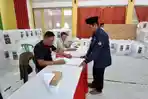 Penyerahan-D-Hasil-kepada-para-saksi-Paslon-Tarakan.jpg