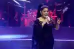 Aksi Panggung Vina Panduwinata Pada Konser Jakarta Dekade 