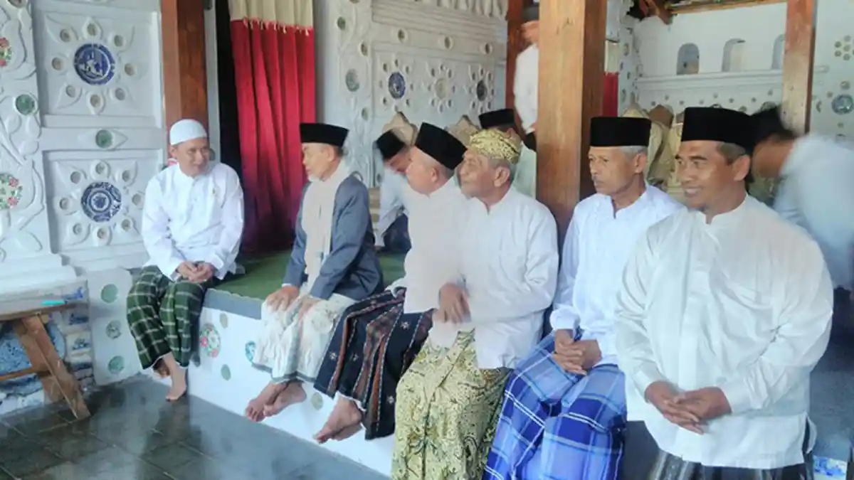 Napak Tilas Pimpinan Pondok Gontor ke Keraton Kasepuhan dan Sunan Gunung Djati - kh-hasan-abdullah-sahal_20160823_130917.jpg