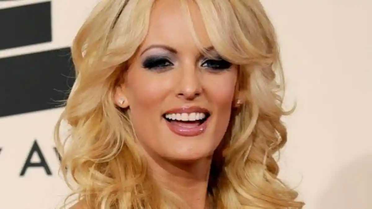 Pernah Terlibat Skandal dengan Trump, Bintang Porno Stormy Daniels Ditangkap Di Kelab Striptis