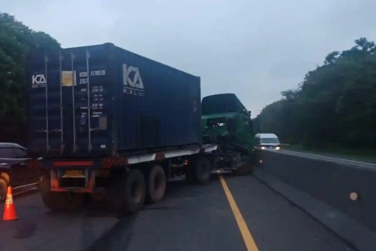 Kecelakaan Jelang Maghrib di Tol Cipularang, Truk Kontainer Hilang Kendali Disalip dari Kiri