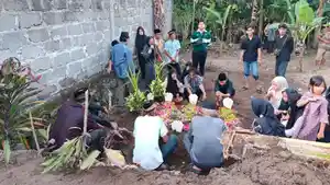 PEMAKAMAN-KORBAN-KECELAKAAN-PROBOLINGGO-BLITAR.jpg
