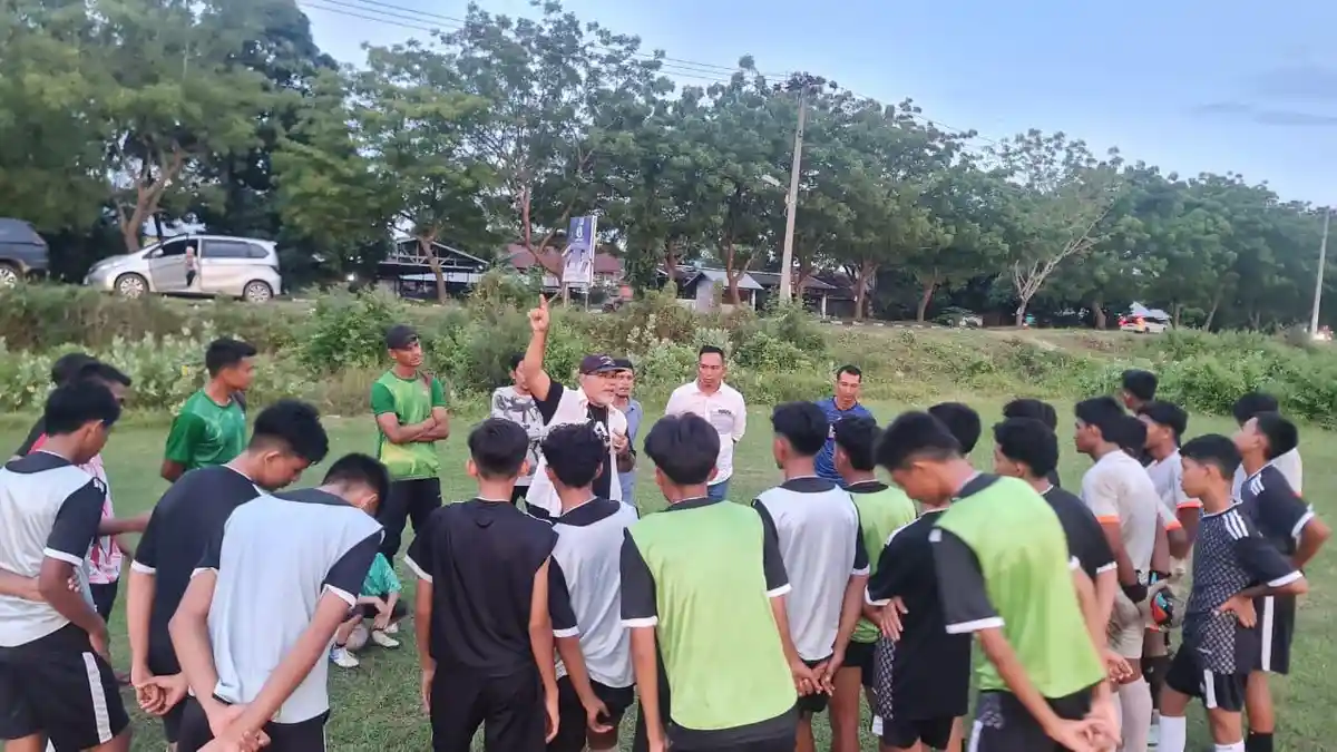 Iwan Setiawan Beri Coaching Clinic untuk Pemain PSAB Aceh Besar