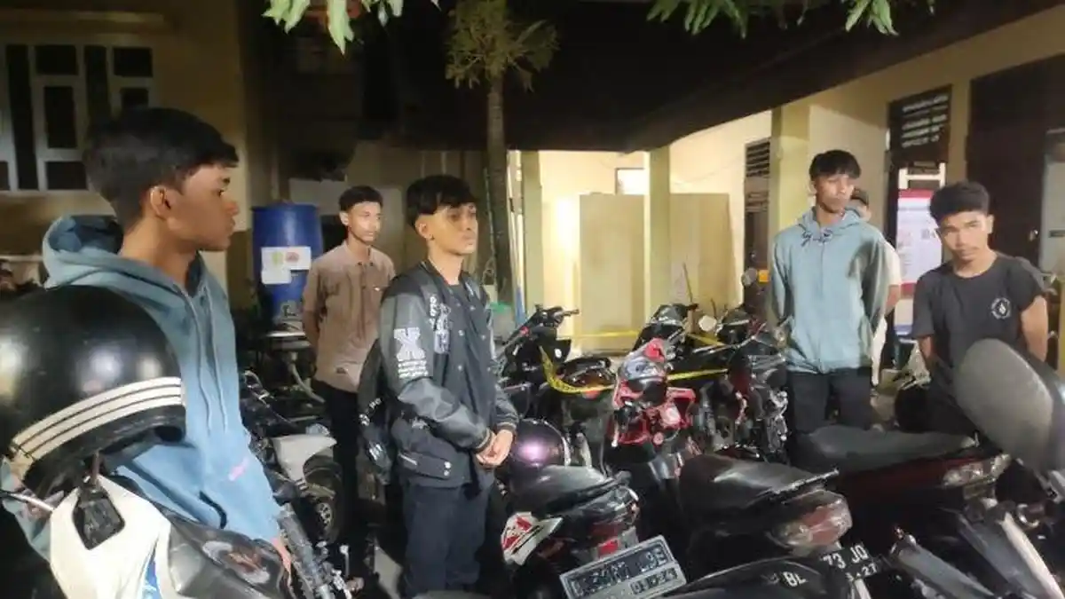 Polsek Baiturrahman Amankan 11 Remaja dan 12 Sepmor saat Balapan Liar di Simpang Jam