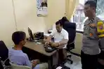 Polisi-menginterogasi-AR-pria-yang-sehari-hari-bekerja-sebagai-pengamen-badut.jpg