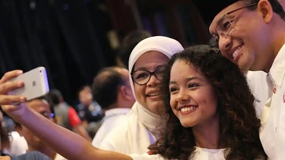 Sosok Cewek Ini Dampingi Anies Baswedan Saat ke TPS, Netizen: The Next Malia Obama