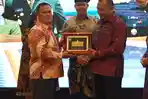 Penyerahan-Plakat-ke-Dandenpom.jpg